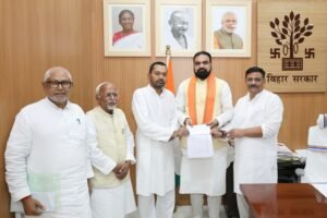 बाढ़ पीड़ितों की मदद के लिए स्वास्थ्य मंत्री समेत तीन नेताओं ने एक-एक माह का वेतन मुख्यमंत्री राहत कोष में दिया
