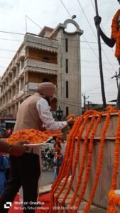 गांधी जयंती पर जिलाधिकारी ने किया बापू की प्रतिमा पर माल्यार्पण