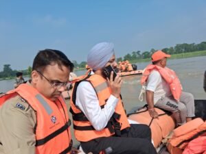 बाढ़ प्रभावित क्षेत्रों का जिला पदाधिकारी एवं वरीय पुलिस अधीक्षक ने लिया जायजा