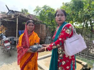 जनप्रतिनिधियों की उदासीनता के बीच किन्नरौं ने थामा बाढ़ पीड़ितों का हाथ