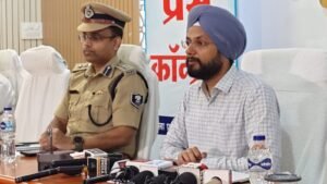 पश्चिम चंपारण में आई भीषण बाढ़ से करीब 2 लाख लोग प्रभावित