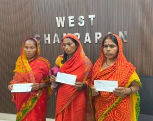 जिला पदाधिकारी ने बाढ़ में मृत तीन व्यक्तियों के आश्रितों को प्रदान किया चार-चार लाख रुपये का चेक