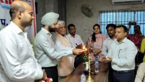 जिला पदाधिकारी ने लौरिया में सेवा सेतु शिविर का किया निरीक्षण
