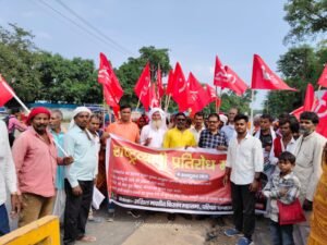 मुख्य चुनाव आयुक्त ज्ञानेश कुमार गुप्ता को लोकतंत्र का हत्यारा बताते हुए अखिल भारतीय किसान महासभा ने किया पुतला दहन