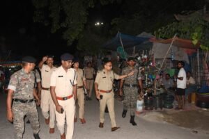 बेतिया पुलिस अधीक्षक ने नगर के पूजा स्थलों एवं पंडालों का किया निरीक्षण
