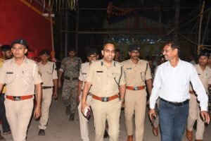 नरकटियागंज के दुर्गा पूजा पंडालों स्थलों का पुलिस अधीक्षक ने किया निरीक्षण