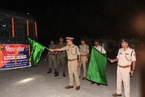 दुर्गा पूजा : यात्रियों की सुविधा एवं सुरक्षा हेतु बेतिया पुलिस की विशेष पहल, रात्रिकालीन निशुल्क बस सेवा का शुभारंभ