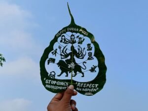 सैंड आर्टिस्ट मधुरेंद्र ने पीपल के पत्तों पर मां दुर्गा की तस्वीर बनाकर दिया नारी शक्ति का संदेश