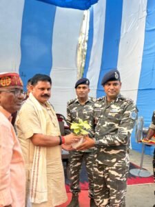 21 वीं वाहनी एसएसबी के सीमा क्षेत्र में केंद्रीय राज्य मंत्री सतीश चंद्र दुबे ने पीड़ितों को बांटा बाढ़ राहत एवं बचाव सामग्री