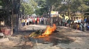 एकमा में पेट्रोल से भरे गैलन के गिरते ही लगी आग, दो बाइक जलकर राख; एक लिट्टी की दुकान भी जली