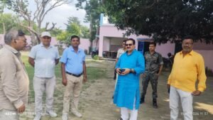 एनडीए प्रत्याशी आनंद पुकार के समर्थन में एकमा विधायक मनोरंजन सिंह धूमल ने किया स्कूलों का दौरा