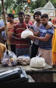 आग से दुकान जलने के बाद ग्रामीणों ने बढ़ाया मदद का हाथ, प्रभावित दुकानदार को दी राहत सामग्री