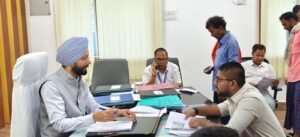 जनसुनवाई में जिला पदाधिकारी ने सुनीं 52 शिकायतें
