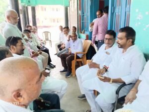 एनडीए प्रत्याशी आनंद पुष्कर के समर्थन में शिक्षकों के बीच पहुंचे मांझी विधायक रणधीर सिंह