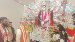 मां दुर्गा की प्रतिमाओं का नेत्र पट खुलते ही पंडालों में उमड़ी श्रद्धालुओं की भीड़