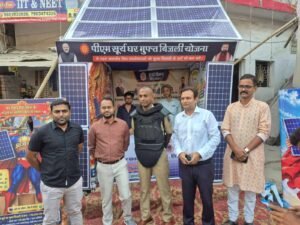 दुर्गा पूजा के दौरान छपरा शहर में डीएम-एसएसपी के नेतृत्व में फ्लैग मार्च, शांति बनाए रखने की अपील