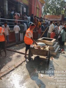 नवरात्रि के अवसर पर पूजा पंडालों एवं चौक-चौराहों की विशेष सफाई