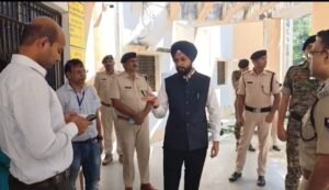 03-सारण शिक्षक निर्वाचन : जिला निर्वाचन पदाधिकारी एवं वरीय पुलिस अधीक्षक बेतिया ने मतदान केंद्रों का किया निरीक्षण