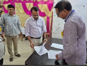 सारण शिक्षक निर्वाचन क्षेत्र के मतदान केंद्रों का जिलाधिकारी व वरीय पुलिस अधीक्षक ने किया संयुक्त निरीक्षण